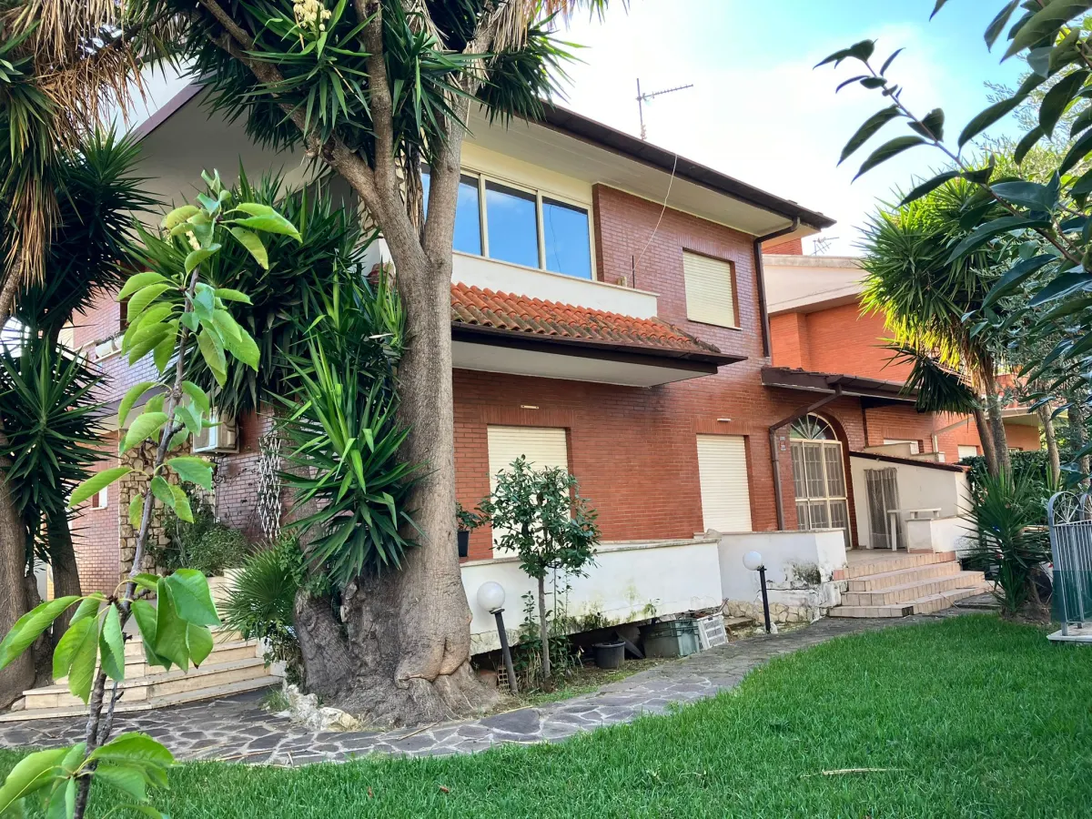 Latina villa di ampia metratura con Giardino di mq 400 ca. · foto 11