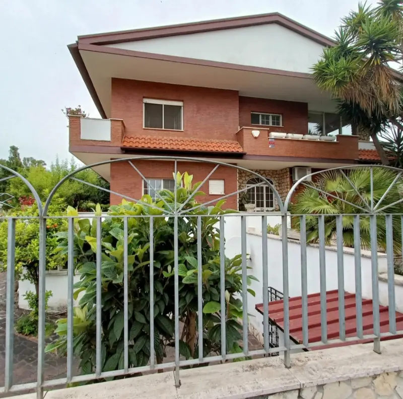 Latina villa di ampia metratura con Giardino di mq 400 ca. · foto 3