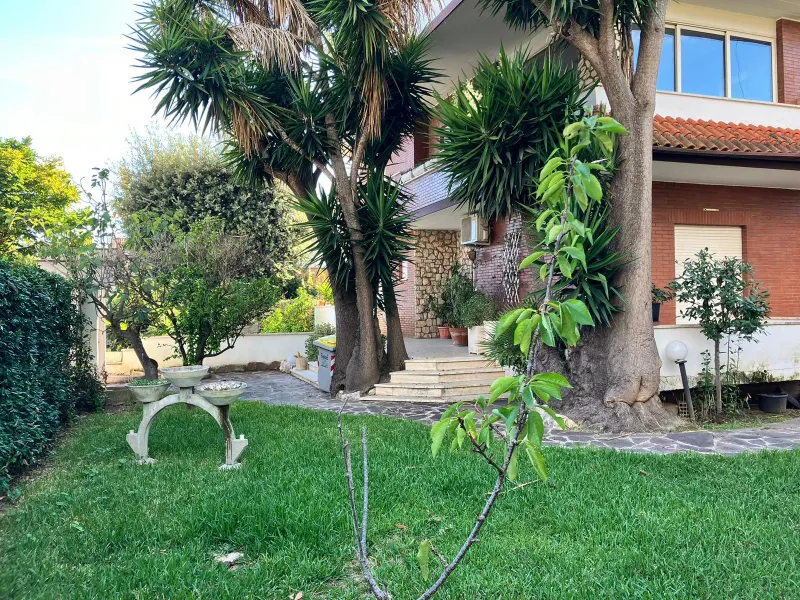 Latina villa di ampia metratura con Giardino di mq 400 ca. · foto 5