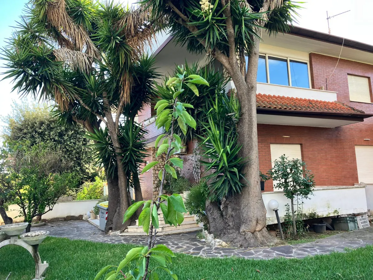 Latina villa di ampia metratura con Giardino di mq 400 ca. · foto 6