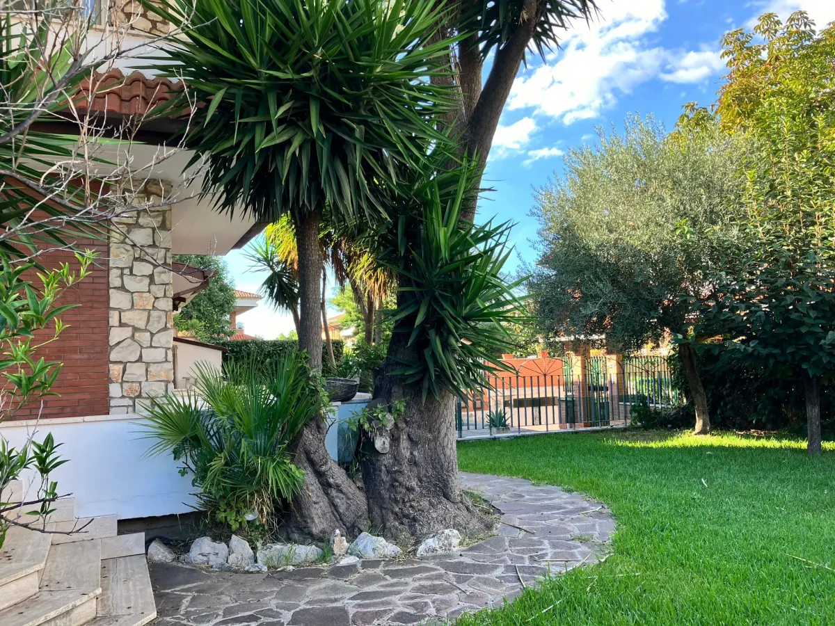 Latina villa di ampia metratura con Giardino di mq 400 ca. · foto 8