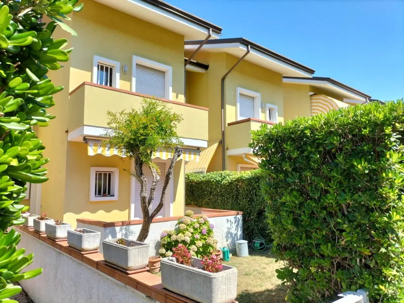VILLETTA con GIARDINO...800 mt mare! · foto 2