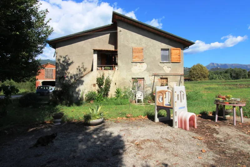 Porzione di CASALE con ampio PARCO! · foto 2