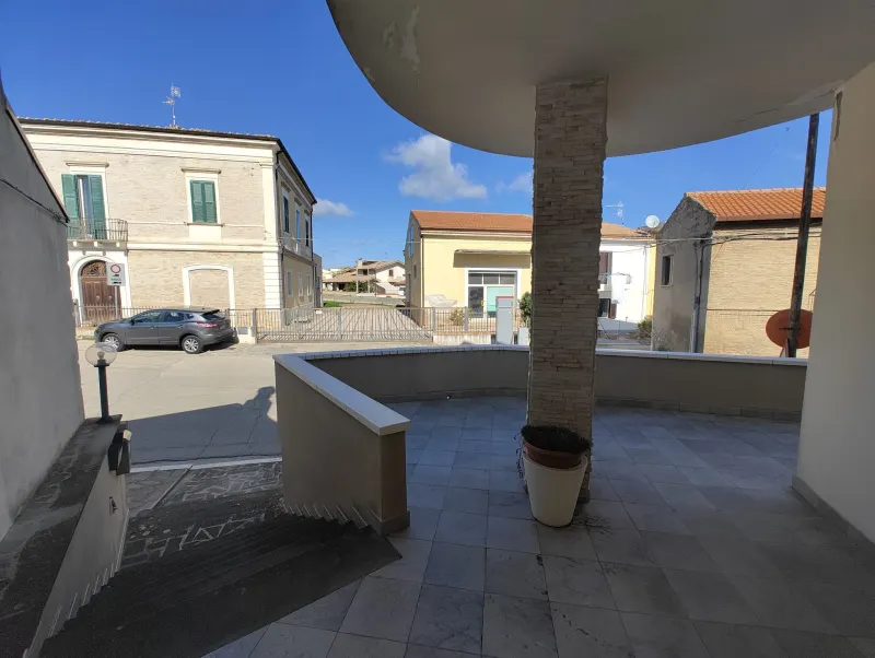 SOLUZIONE INDIPENDENTE CON 600 MQ DI GIARDINO PRIVATO · foto 2