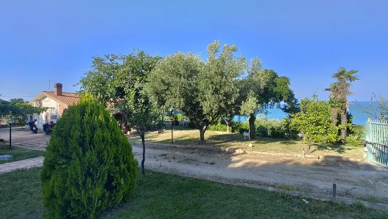VILLETTA BIFAMILIARE CON GIARDINO A POCHI PASSI DAL MARE a Vasto