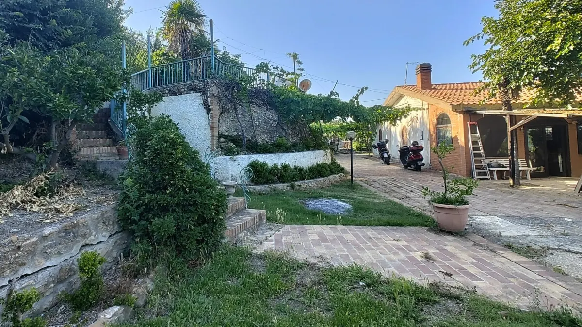 VILLETTA BIFAMILIARE CON GIARDINO A POCHI PASSI DAL MARE · foto 7