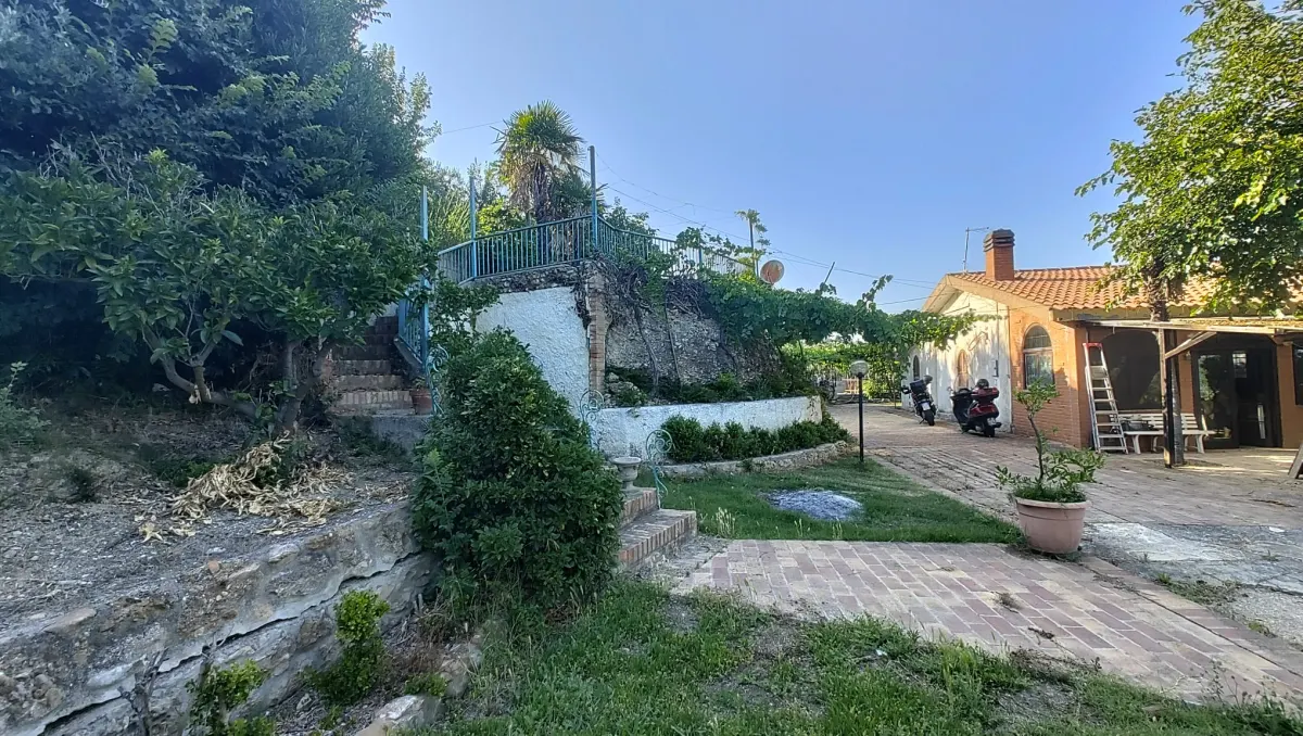 VILLETTA BIFAMILIARE CON GIARDINO A POCHI PASSI DAL MARE · foto 8