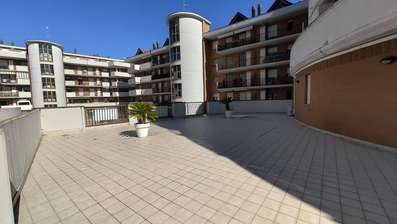 APP. USO UFFICIO  DI 170 MQ COMMERCIALI CON AMPIO TERRAZZO · foto 2