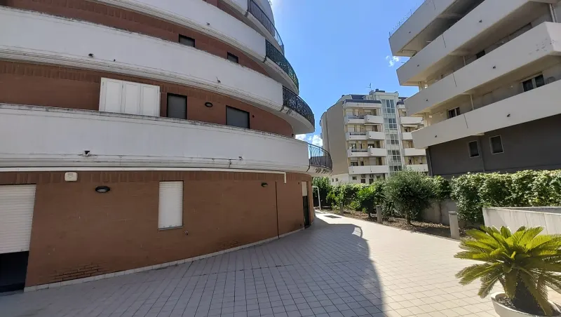 APP. USO UFFICIO  DI 170 MQ COMMERCIALI CON AMPIO TERRAZZO · foto 3