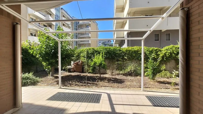 APPARTAMENTO AL PIANO TERRA DI 150 MQ COMMERCIALI  CON AMPIA CORTE ESTERNA                                          CON TERRAZZO/GIARDINO DI  CIRCA 75 MQ a Vasto