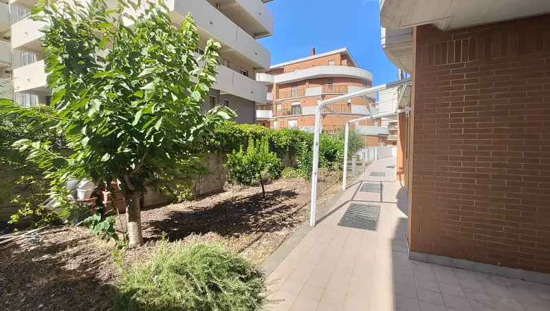 APPARTAMENTO AL PIANO TERRA DI 150 MQ COMMERCIALI  CON AMPIA CORTE ESTERNA                                          CON TERRAZZO/GIARDINO DI  CIRCA 75 MQ · foto 2