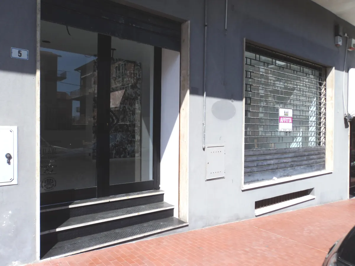 BELLISSIMO LOCALE COMMERCIALE DI 82 MQ CON MAGAZZINO DI 55 MQ · foto 1
