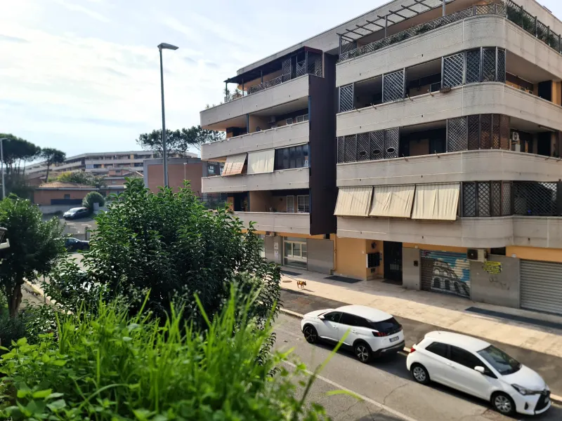 BILOCALE - VIA MARIO CAROTENUTO a Roma