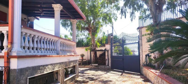 APPARTAMENTO CON TERRAZZO IN VILLA a Portici