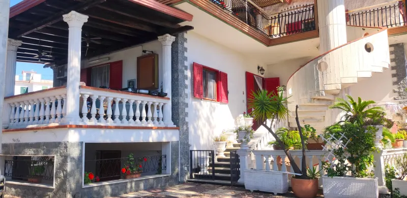 APPARTAMENTO CON TERRAZZO IN VILLA · foto 2