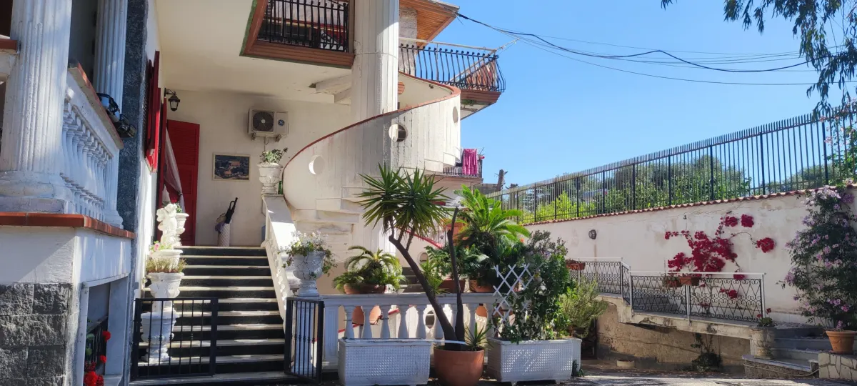 APPARTAMENTO CON TERRAZZO IN VILLA · foto 8