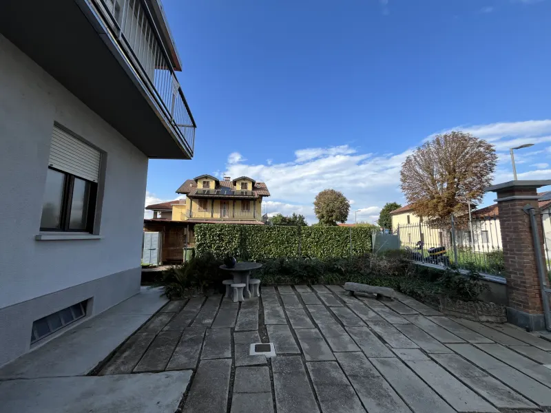 Villa Bifamiliare con due appartamenti indipendenti con box auto doppio · foto 2