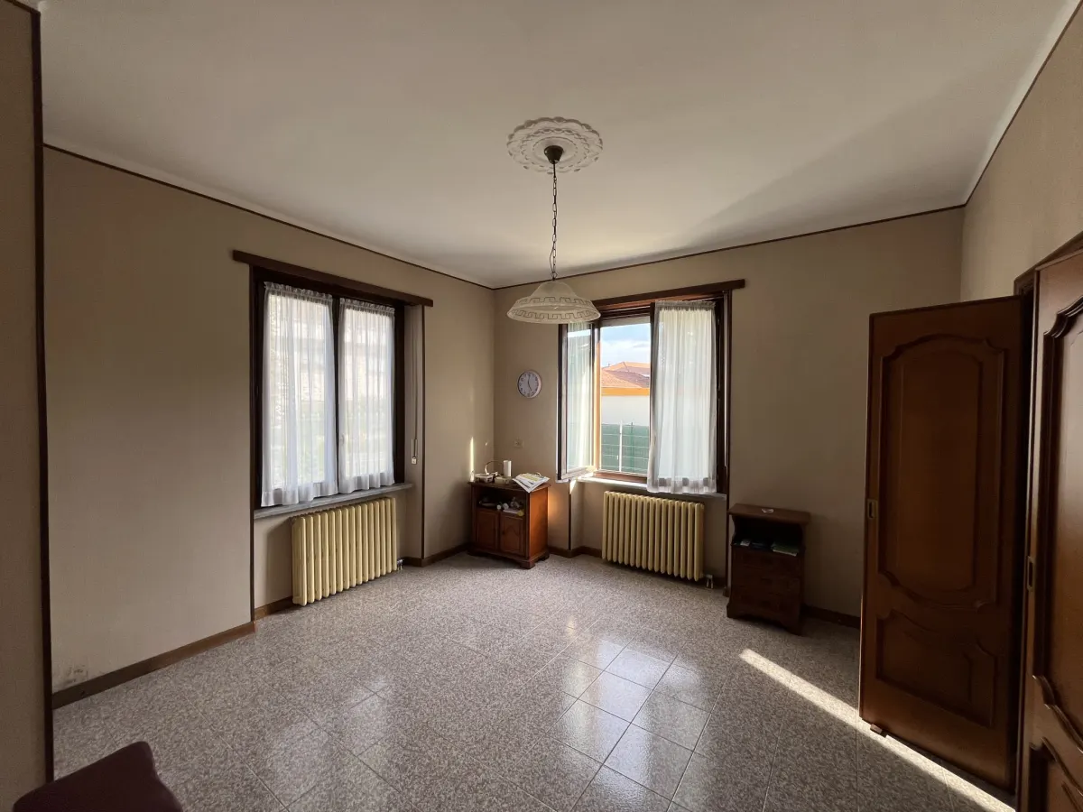 Villa Bifamiliare con due appartamenti indipendenti con box auto doppio · foto 15