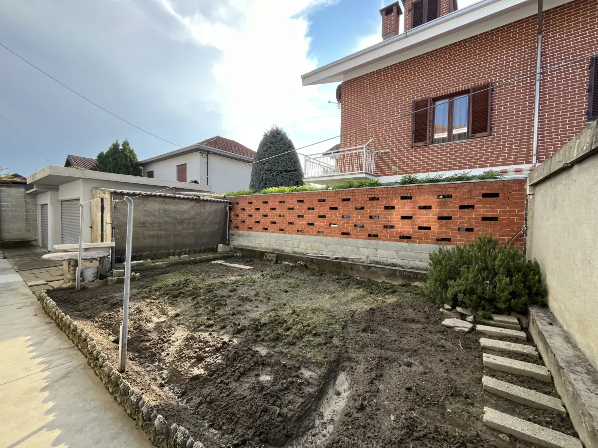 Villa Bifamiliare con due appartamenti indipendenti con box auto doppio · foto 9