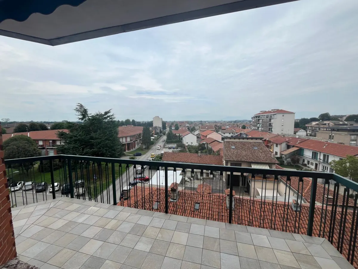 Attico panoramico in centro a Carignano · foto 16