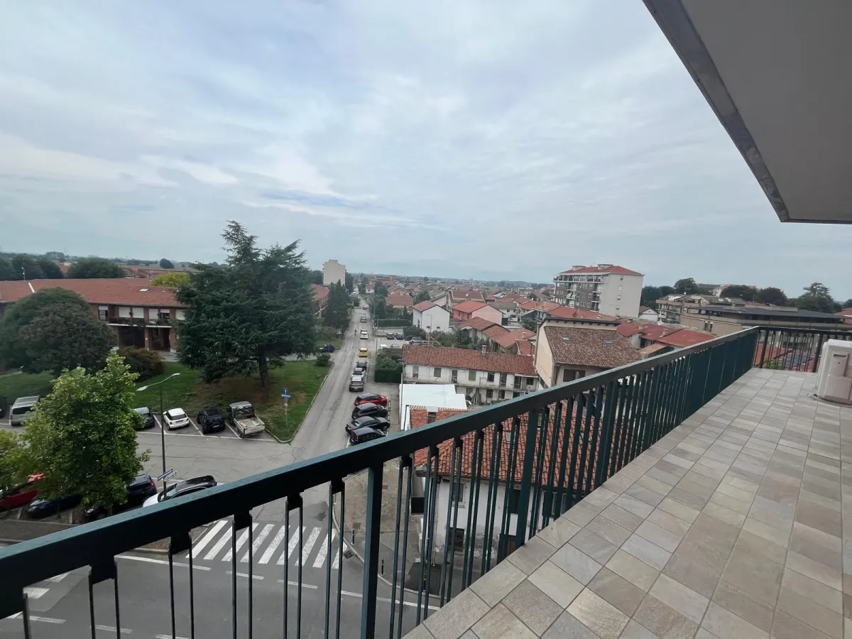 Attico panoramico in centro a Carignano · foto 19