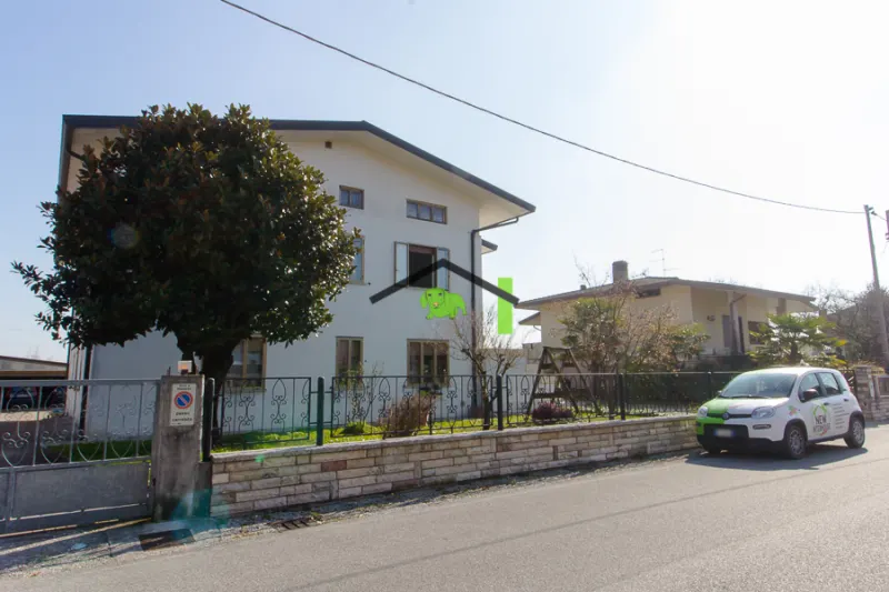 Appartamento tricamere al primo piano con garage e cantina a Maniago