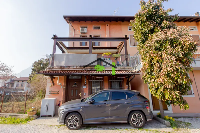Villa a schiera su quattro livelli, con appezzamenti di giardino e pertinenze a Maniago