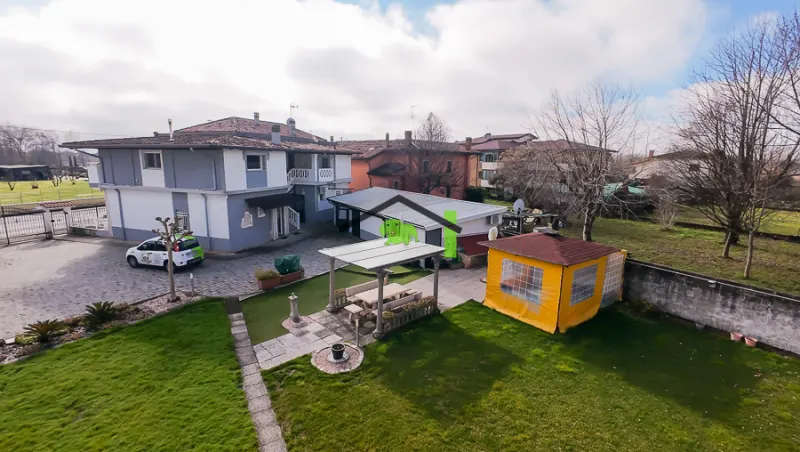 Appartamento ristrutturato con piscina e giardino privato a Latisana, primo piano a Latisana