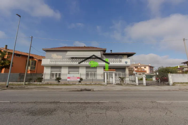 Appartamento trilocale al piano terra senza spese condominiali a Latisana a Latisana