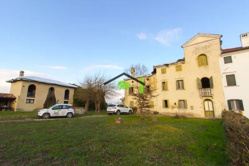 Villa storica con dependance, cappella e giardino a Pasiano Di Pordenone