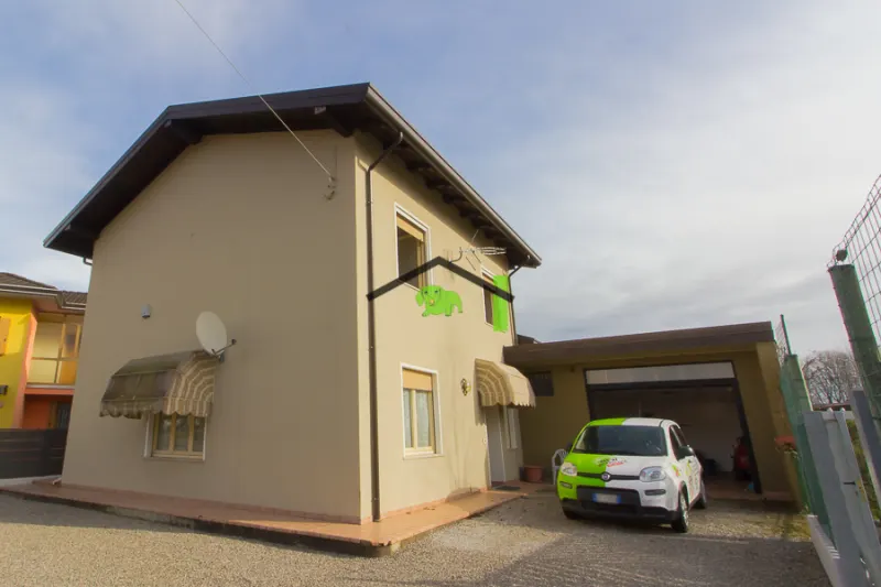 CASA INDIPENDENTE CON GRANDE AREA VERDE PRIVATA E TECNOLOGIA MODERNA a Fanna