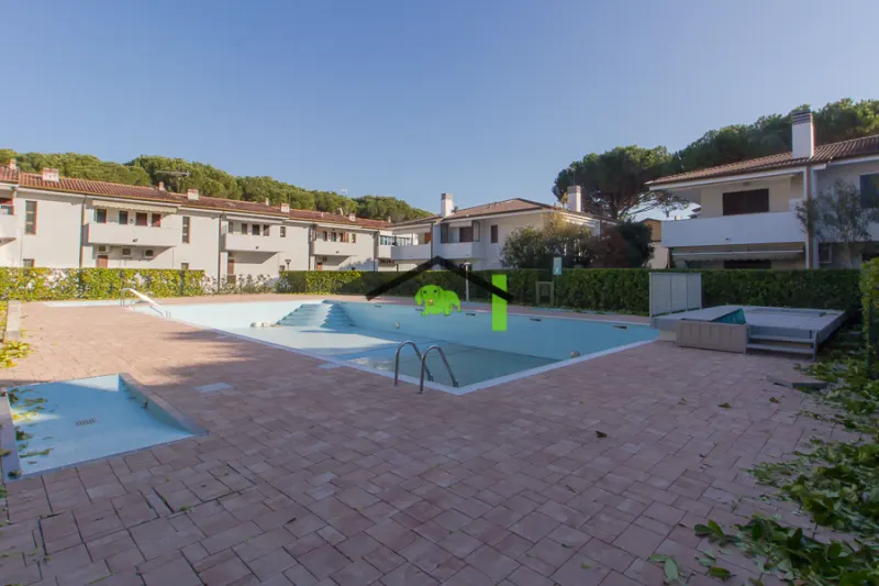 Appartamento al primo piano con giardino e piscina a Maniago