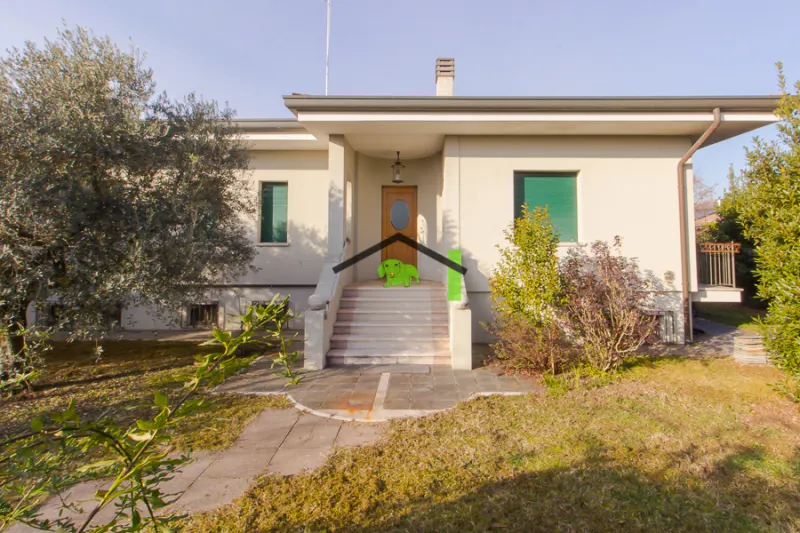 Villa indipendente ricercata con giardino privato a Pordenone