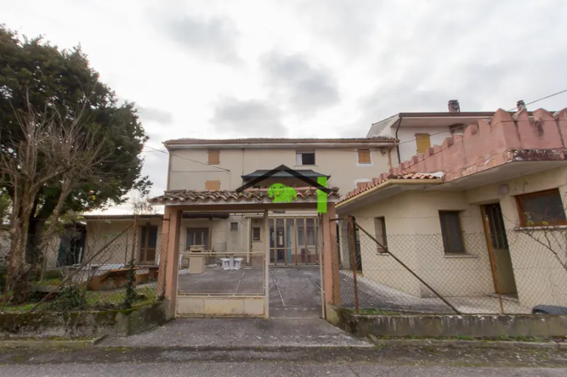 SPAZIO SENZA CONFINI A RIVIGNANO: CASA CON CORTE, GIARDINO E DEPENDANCE a Rivignano