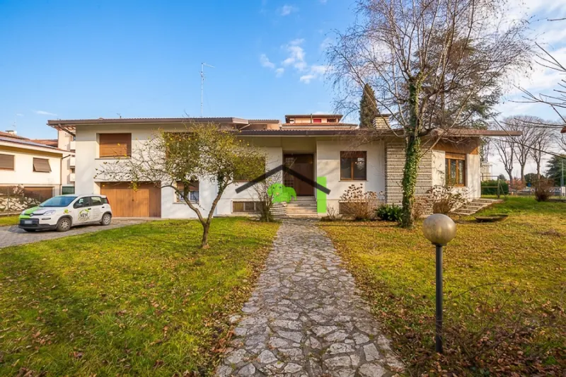 Villa indipendente con giardino a Maniago, centro a Maniago