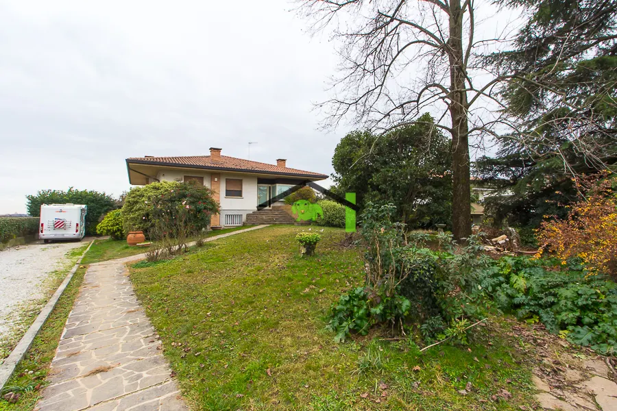 Villa indipendente con giardino privato · foto 1