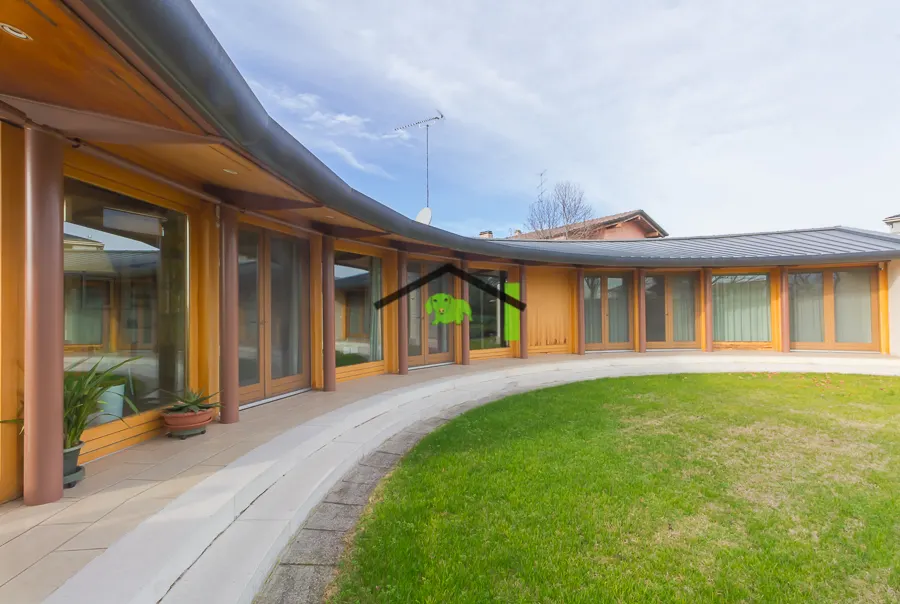 Villa ricercata, accessoriata da ufficio, garage e giardino indipendente · foto 1