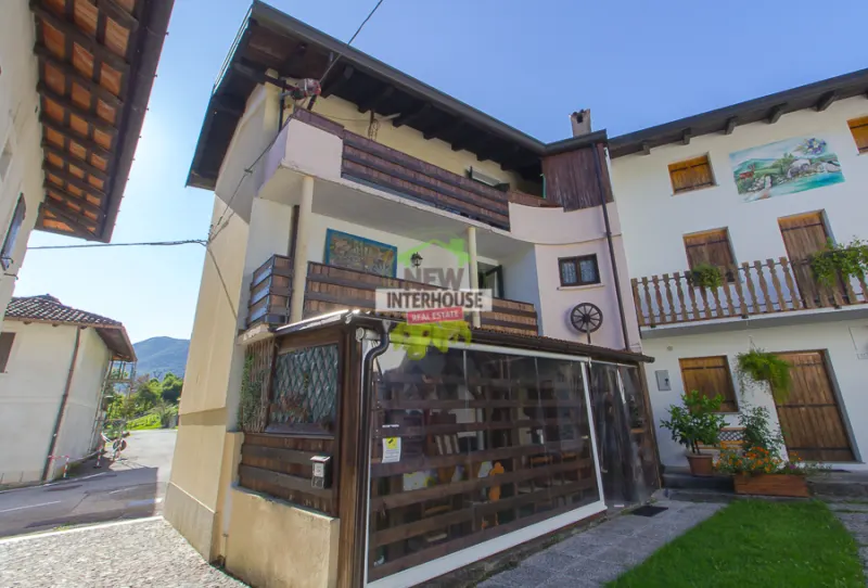 Casa in linea ristrutturata con ampi spazi esterni a Tramonti Di Sotto