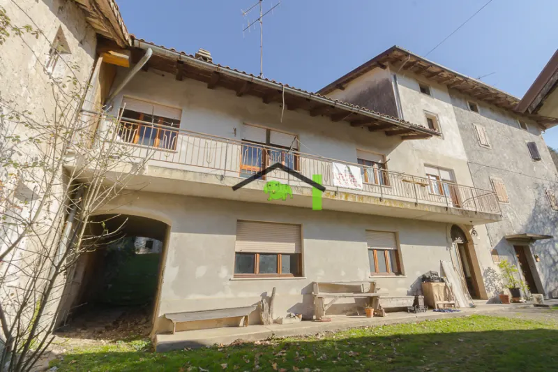 Rustico con pertinenze esterne e terreno a Meduno