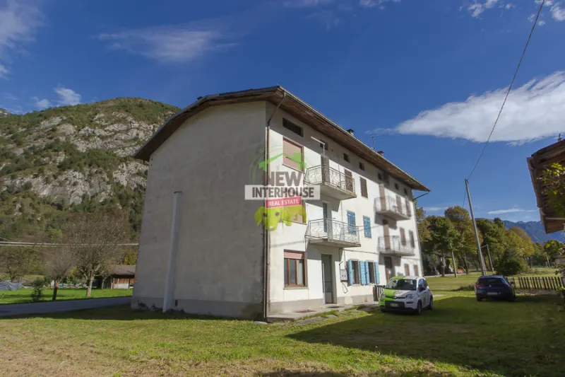 Tre unità immobiliari con giardino e pertinenze a Claut