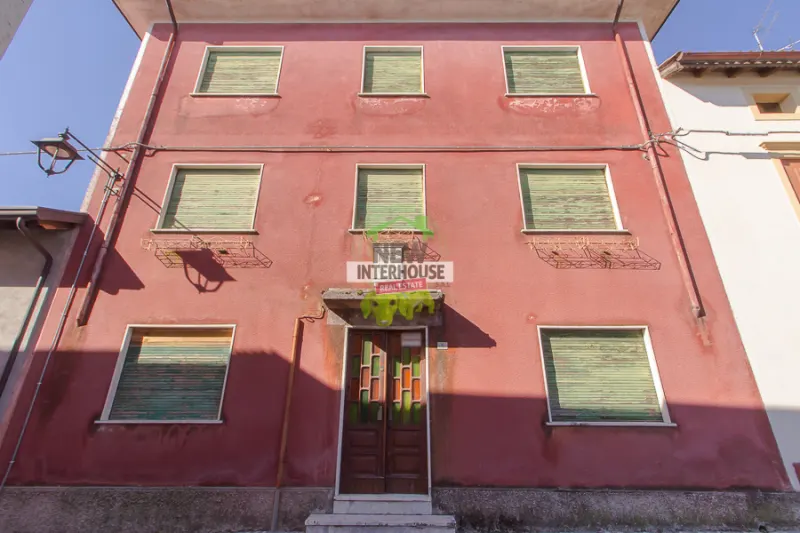 Casa in linea con ampie metrature e giardino privato a Maniago