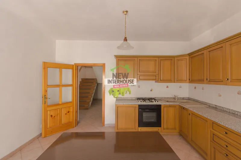 Casa in linea completamente ristrutturata con scoperto verde a Paularo