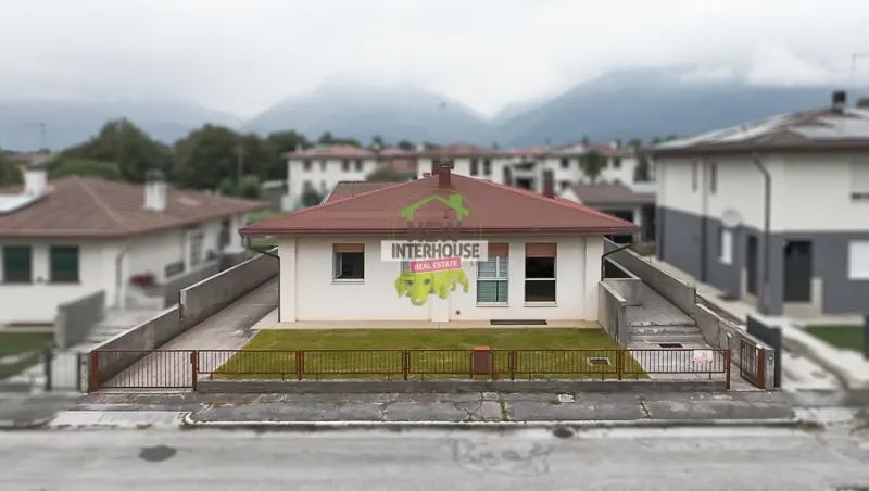 Villetta indipendente con ampio giardino privato e dependance a Vajont