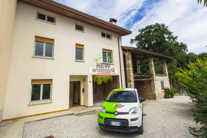 Casa in linea con ampio giardino privato a Fanna