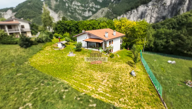 Villa indipendente con garage e giardino privato a Clauzetto