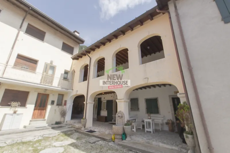 Casa storica in sassi e travi a vista con giardino privato a Tramonti Di Sopra