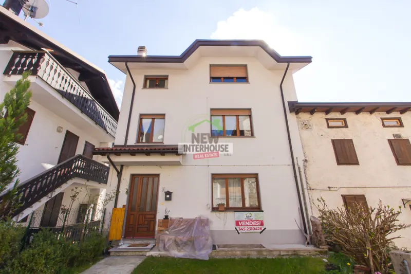 Casa in linea ristrutturata con appezzamento verde a Claut