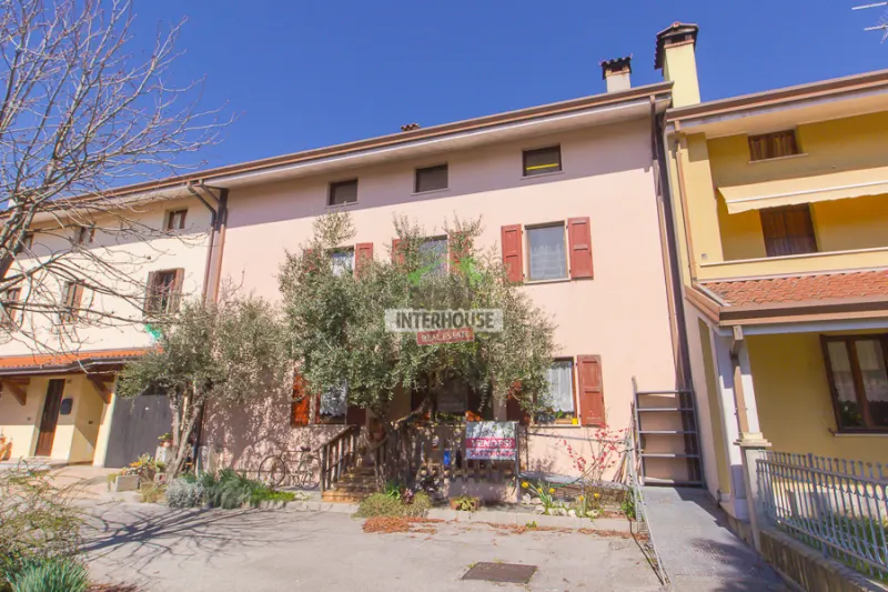 Villetta a schiera con ampio giardino privato a Maniago