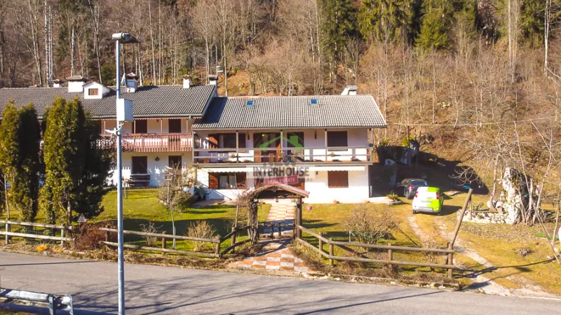 Villetta a schiera in bifamiliare con giardino e terreni boschivi in comune a Barcis