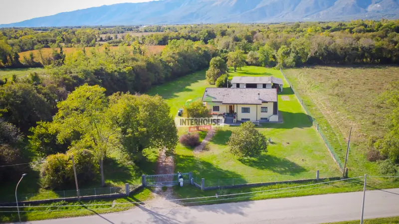 Villa indipendente con ampi terreni a San Leonardo Valcellina a Maniago